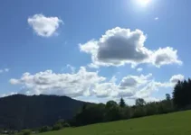 sol entre poucas nuvens