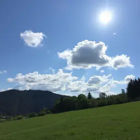 sol entre poucas nuvens
