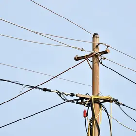 fios e cabos soltos